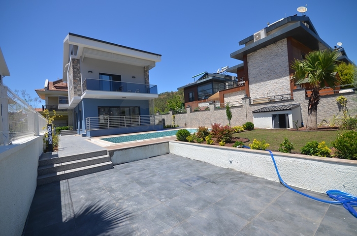 فيلا 4 + 1 بمنطقة فتحية