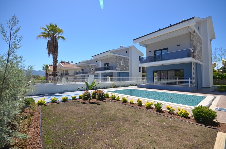 فيلا 4 + 1 بمنطقة فتحية