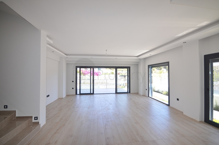 فيلا 4 + 1 بمنطقة فتحية