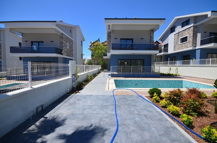 فيلا 4 + 1 بمنطقة فتحية