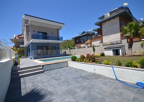 فيلا 4 + 1 بمنطقة فتحية