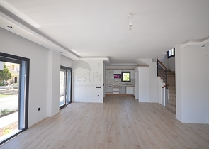 فيلا 4 + 1 بمنطقة فتحية