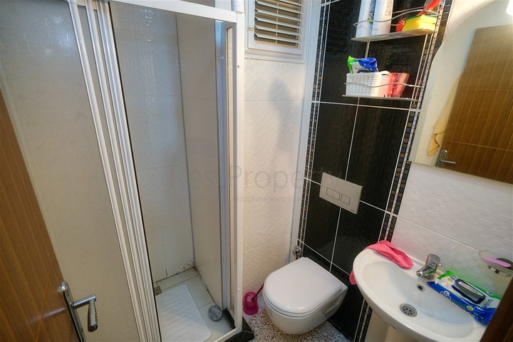 شقة مريحة 4 + 1 في ضمن مجمع