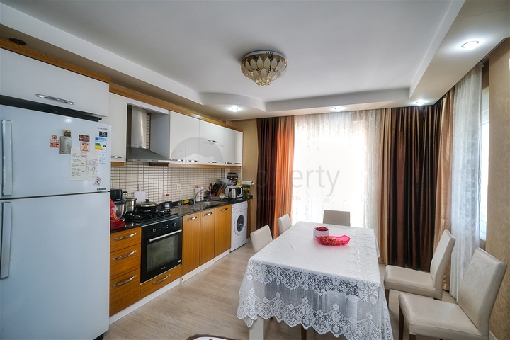 شقة مريحة 4 + 1 في ضمن مجمع