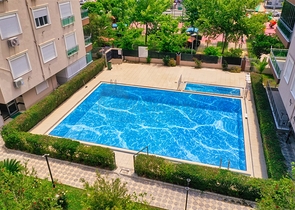 شقة مريحة 4 + 1 في ضمن مجمع