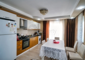 شقة مريحة 4 + 1 في ضمن مجمع