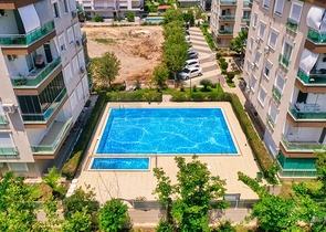 شقة مريحة 4 + 1 في ضمن مجمع