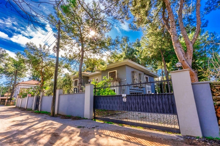 فيلا 7 + 1 بقطعة ارض كبيرة في منطقة دوادجي - انطاليا