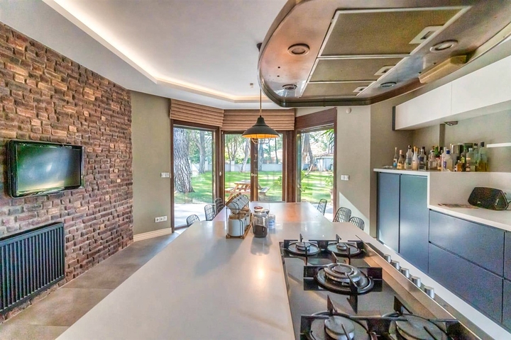 فيلا 7 + 1 بقطعة ارض كبيرة في منطقة دوادجي - انطاليا