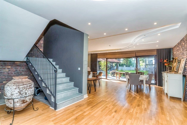 فيلا 7 + 1 بقطعة ارض كبيرة في منطقة دوادجي - انطاليا