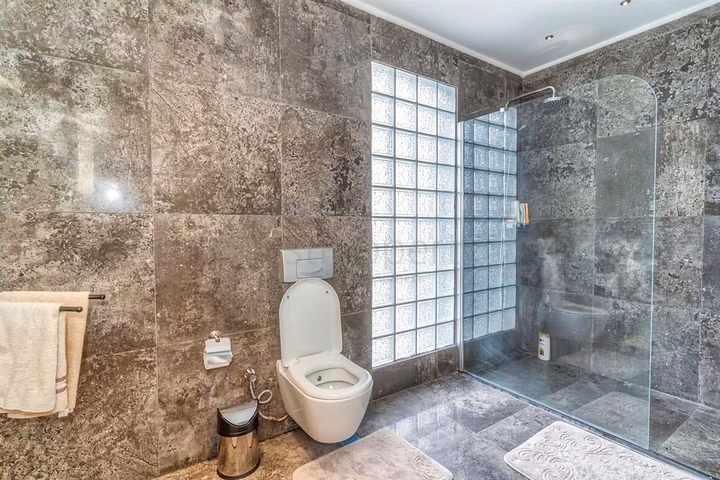 فيلا 7 + 1 بقطعة ارض كبيرة في منطقة دوادجي - انطاليا