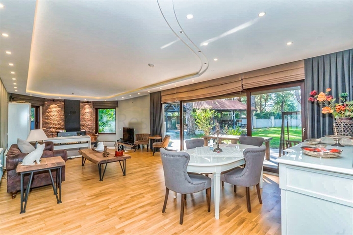 فيلا 7 + 1 بقطعة ارض كبيرة في منطقة دوادجي - انطاليا