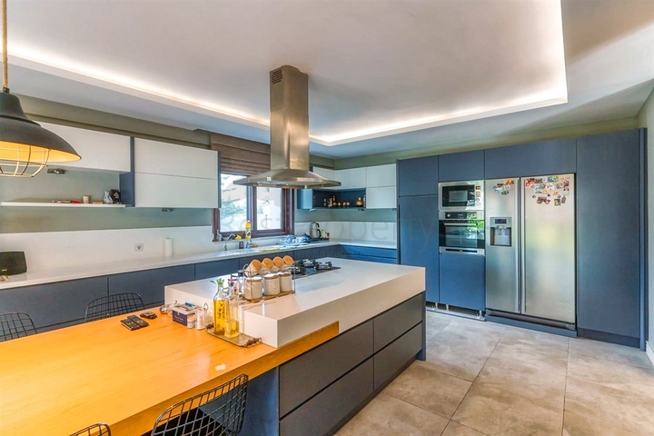 فيلا 7 + 1 بقطعة ارض كبيرة في منطقة دوادجي - انطاليا