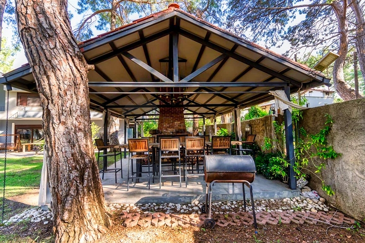 فيلا 7 + 1 بقطعة ارض كبيرة في منطقة دوادجي - انطاليا