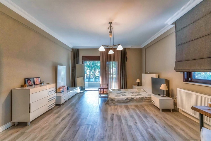 فيلا 7 + 1 بقطعة ارض كبيرة في منطقة دوادجي - انطاليا