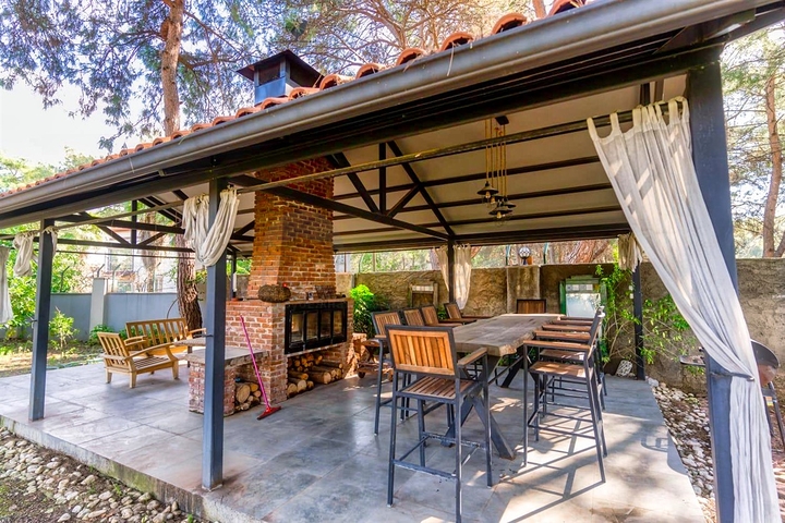 فيلا 7 + 1 بقطعة ارض كبيرة في منطقة دوادجي - انطاليا