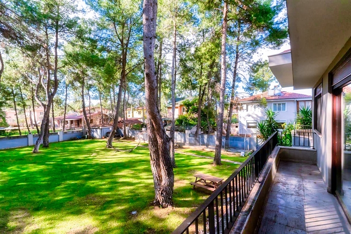 فيلا 7 + 1 بقطعة ارض كبيرة في منطقة دوادجي - انطاليا