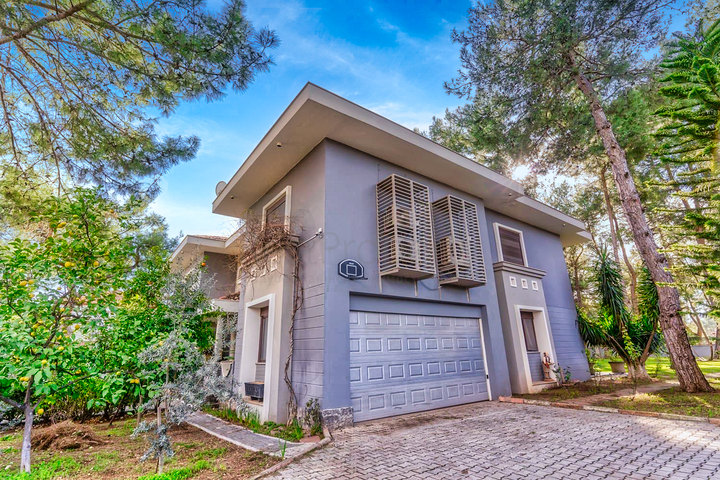 فيلا 7 + 1 بقطعة ارض كبيرة في منطقة دوادجي - انطاليا