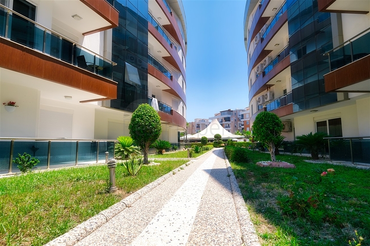 شقة في مجمع غني بالبنية التحتية في منطقة كونيالتي - أنطاليا.