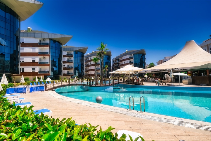 شقة في مجمع غني بالبنية التحتية في منطقة كونيالتي - أنطاليا.