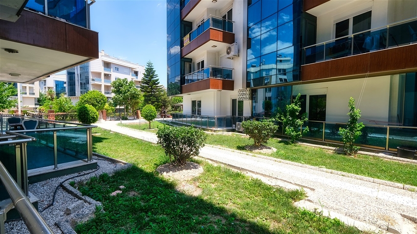 شقة في مجمع غني بالبنية التحتية في منطقة كونيالتي - أنطاليا.