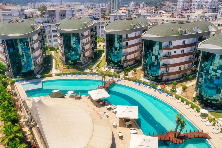 شقة في مجمع غني بالبنية التحتية في منطقة كونيالتي - أنطاليا.