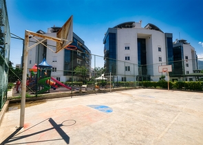 شقة في مجمع غني بالبنية التحتية في منطقة كونيالتي - أنطاليا.