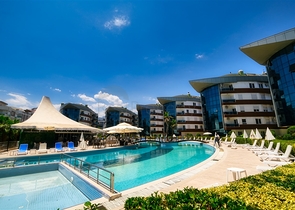 شقة في مجمع غني بالبنية التحتية في منطقة كونيالتي - أنطاليا.