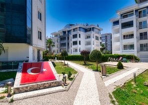 شقة في مجمع غني بالبنية التحتية في منطقة كونيالتي - أنطاليا.