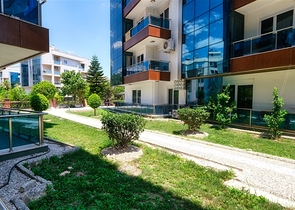 شقة في مجمع غني بالبنية التحتية في منطقة كونيالتي - أنطاليا.