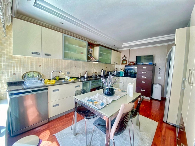 شقة 3 + 1 في مجمع مطل على البحر في لارا - أنطاليا