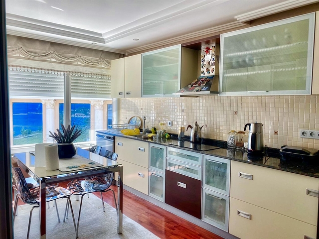 شقة 3 + 1 في مجمع مطل على البحر في لارا - أنطاليا