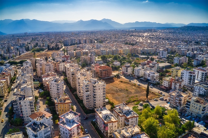 مبنى جديد في وسط مدينة أنطاليا