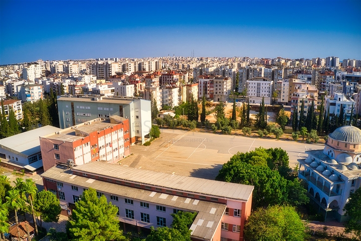 مبنى جديد في وسط مدينة أنطاليا