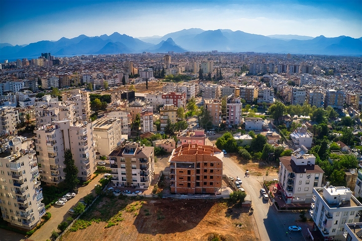 مبنى جديد في وسط مدينة أنطاليا
