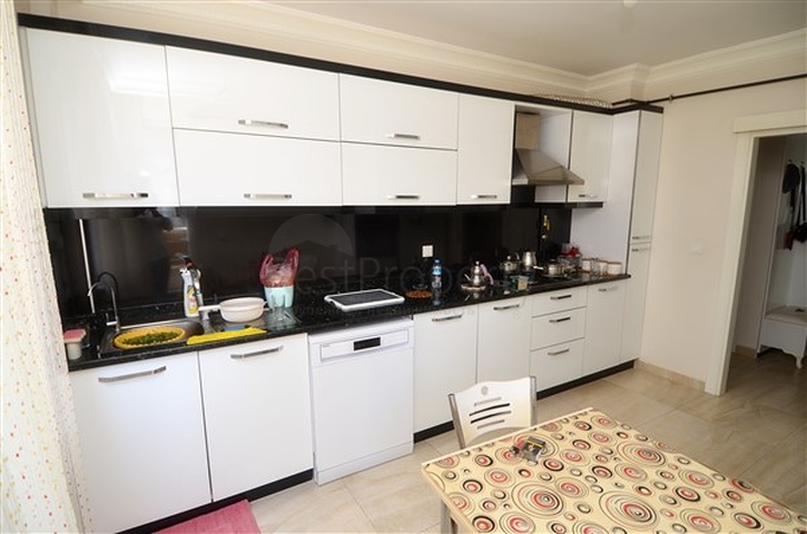 شقة 3 + 1 في منطقة ينيغون الصغيرة بوسط المدينة - أنطاليا