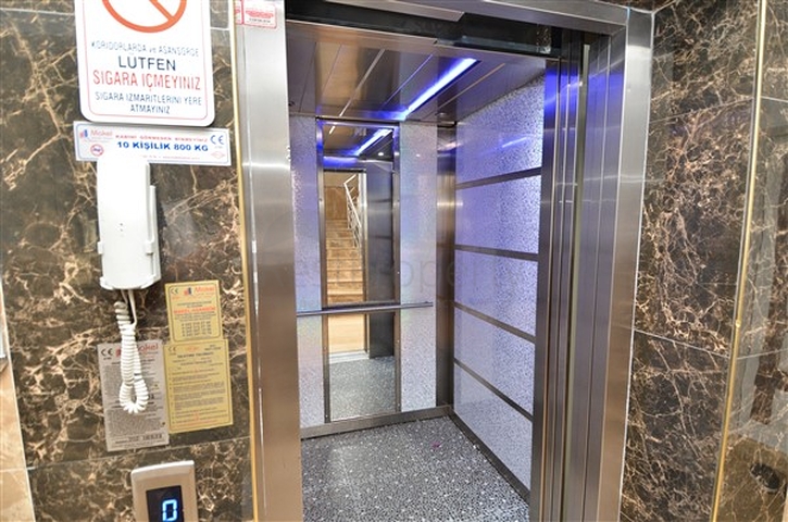 شقة 3 + 1 في منطقة ينيغون الصغيرة بوسط المدينة - أنطاليا