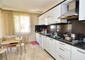 شقة 3 + 1 في منطقة ينيغون الصغيرة بوسط المدينة - أنطاليا