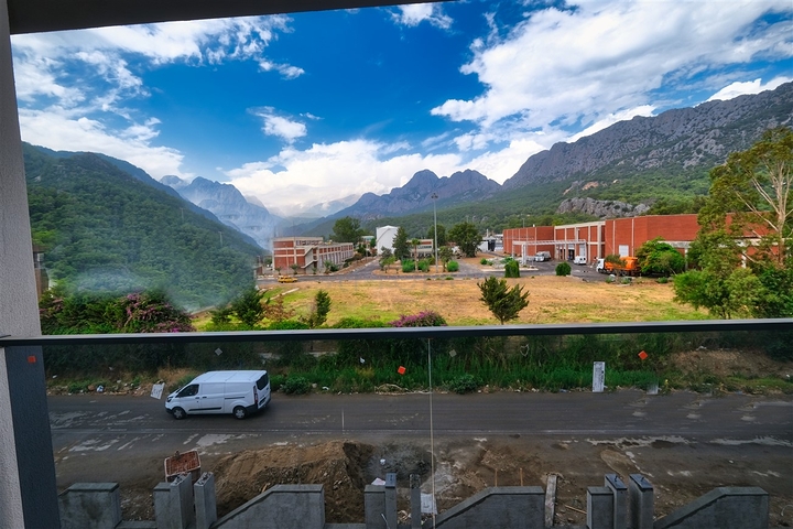 شقق واسعة 2 + 1 ، 3 + 1 ، 4 + 1 في مشروع استثماري في ساريسو أنطاليا