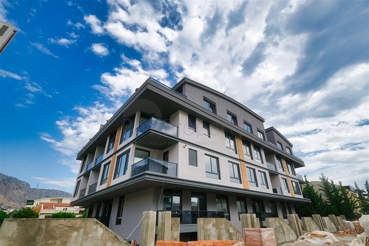 شقق واسعة 2 + 1 ، 3 + 1 ، 4 + 1 في مشروع استثماري في ساريسو أنطاليا