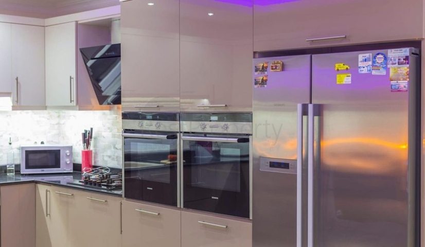 فلل 5 + 1 في منطقة فتحية 