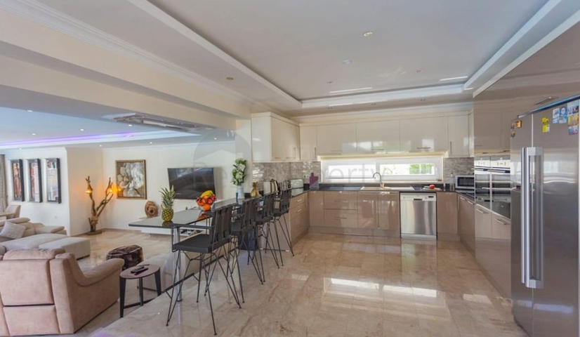 فلل 5 + 1 في منطقة فتحية 