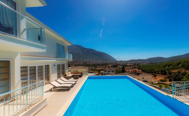 فلل 5 + 1 في منطقة فتحية 