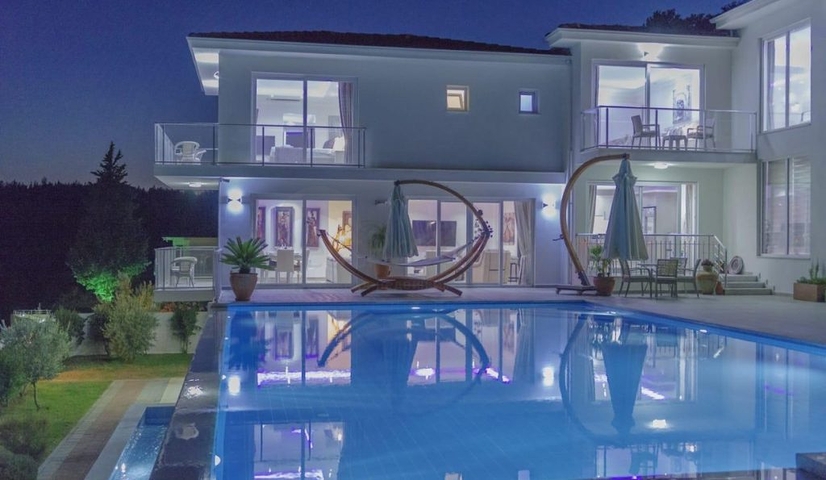 فلل 5 + 1 في منطقة فتحية 