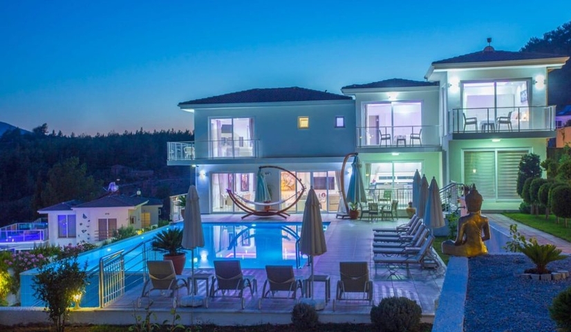 فلل 5 + 1 في منطقة فتحية 