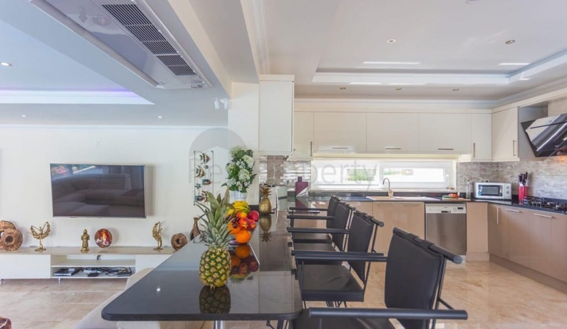 فلل 5 + 1 في منطقة فتحية 