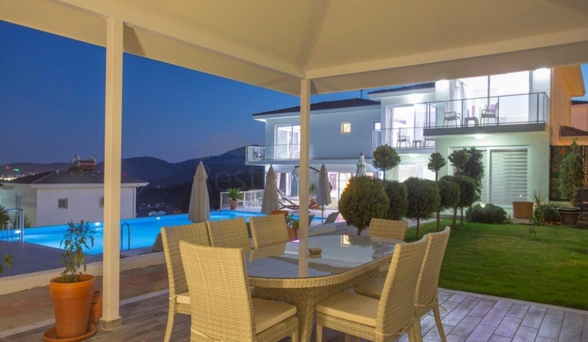 فلل 5 + 1 في منطقة فتحية 