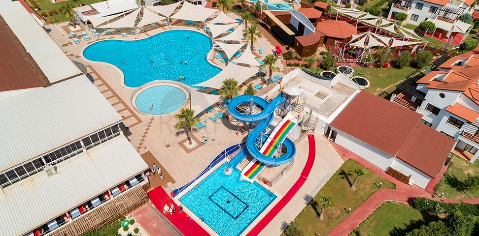 فيلا 3 + 1 مع أثاث في مجمع فندقي في بيليك أنطاليا