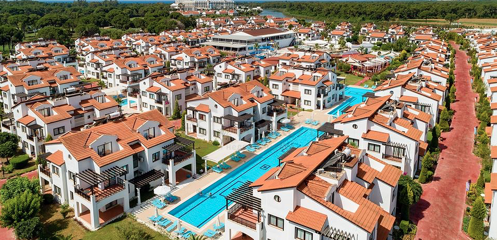 فيلا 3 + 1 مع أثاث في مجمع فندقي في بيليك أنطاليا