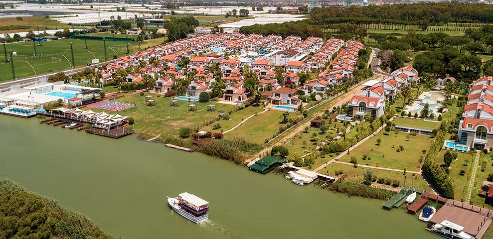 فيلا 3 + 1 مع أثاث في مجمع فندقي في بيليك أنطاليا